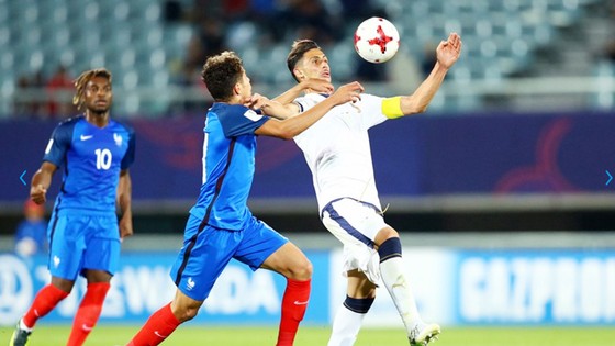 U20 Italia (áo trắng) trong trận thắng U20 Pháp 2 - 1 (vào tối 1-6) để giành quyền vào tứ kết. Ảnh: FIFA