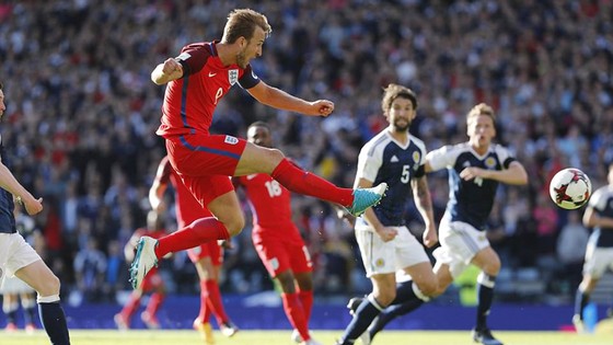 Harry Kane tung cú dứt điểm cận thành giúp tuyển Anh may mắn giành lại 1 điểm. Ảnh: Reuters