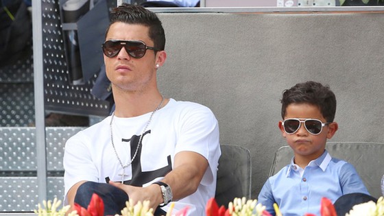 Cristiano Ronaldo liên tục gây tò mò khi có con với những phụ nữ ẩn danh.