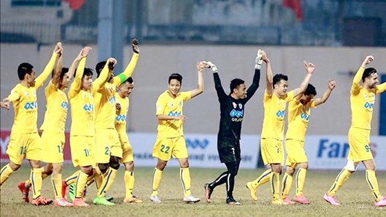 Thanh Hóa dẫn đầu lượt đi sau trận thắng Than Quảng Ninh 1-0. Ảnh: HOÀNG MINH