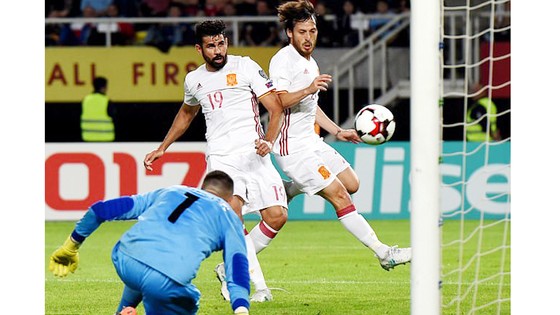 Tiền đạo Diego Costa (số 19) trong pha ghi bàn vào lưới thủ thành Stole Dimitrievski của Macedonia. Ảnh: EPA