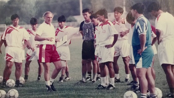 HLV Weigang cùng với các tuyển thủ chuẩn bị cho Tiger Cup 1996