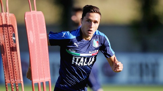 Federico Chiesa trên sân tập tuyển U21 Italia.