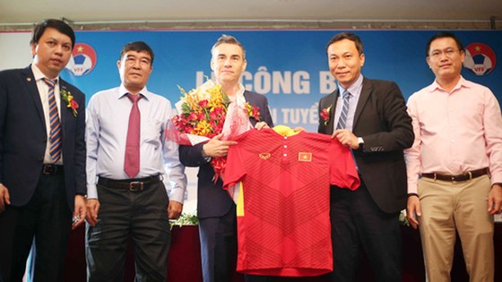 HLV Miguel  Rodrigo chính thức được giao trọng trách dẫn dắt ĐT futsal Việt Nam. Ảnh: VFF