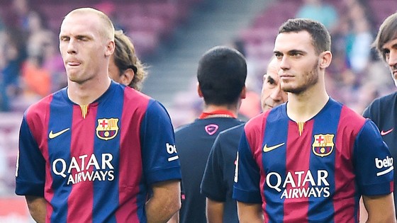 Mathieu (trái) và Vermaelen là hình ảnh tiêu biểu cho việc Barca mua đắt, bán rẻ.