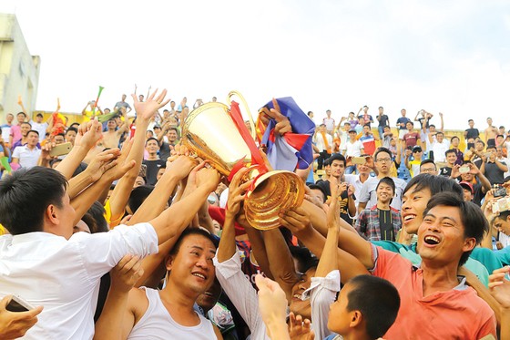 Người hâm mộ Nam Định vui sướng ngày đăng quang, giành vé quay lại sân chơi đỉnh cao. Ảnh: Minh Hoàng