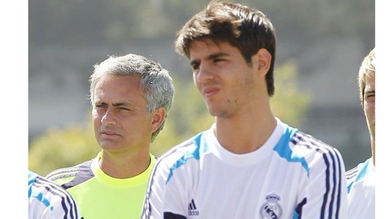 Mourinho (trái) khi còn là thầy của Alvaro Morata ở Real. 