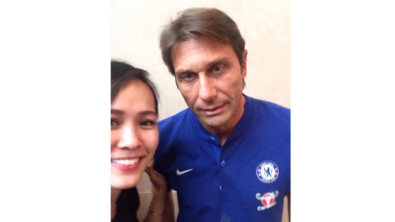 Fan Chelsea Việt Nam được chụp hình cùng Conte