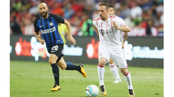  Franck Ribery nỗ lực đi bóng trước hàng phòng ngự Inter Milan