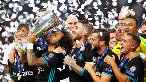 Marcelo và đồng đội hân hoan nâng cao chiếc cúp vô địch