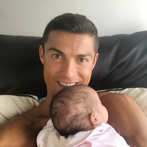 Ronaldo chờ đón con thứ 4 ảnh 1