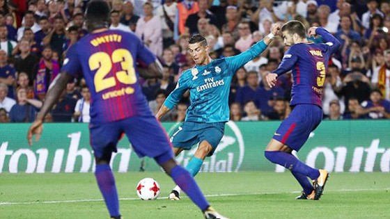 Ronaldo tung cú sút trước hàng phòng ngự Barcelona. Ảnh: Reuters