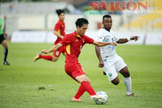 U22 Việt Nam (áo đỏ) trong trận mở màn thắng U22 Đông Timor 4 - 0