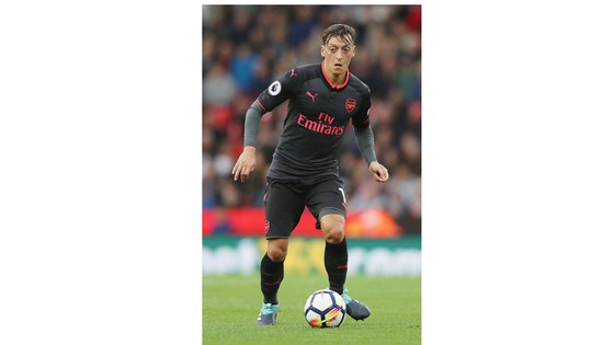 Mesut Oezil một lần nữa trở thành “vật tế thần” tại Arsenal.