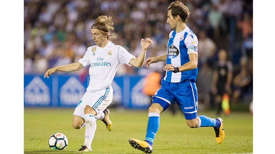 Luka Modric (trái, Real Madrid) kiểm soát bóng trước Mosquera của Deportivo.