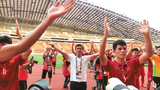Người hâm mộ tin HLV Hữu Thắng và các cầu thủ đều hướng đến một chiến thắng trước Thái Lan… Ảnh: D.Phương