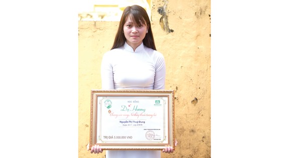 Tiếp bước tương lai cho nữ sinh khoác áo blouse ảnh 1