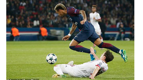 Neymar vượt qua hậu vệ Sule của Bayern Munich