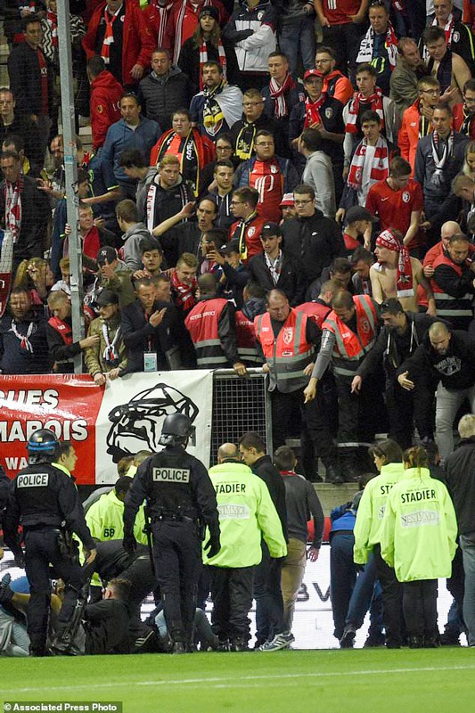 Sập hàng rào khiến hàng chục CĐV bị thương tại Ligue 1 ảnh 2
