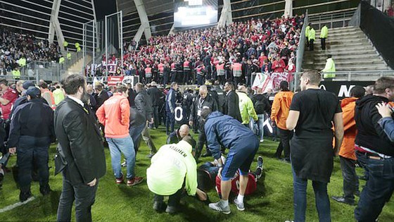 Sập hàng rào khiến hàng chục CĐV bị thương tại Ligue 1 ảnh 1