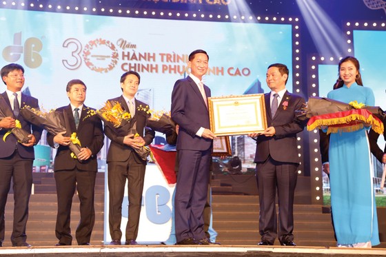 Công ty CP Tập đoàn Xây dựng Hòa Bình đón nhận Huân chương Lao động hạng nhì ảnh 2
