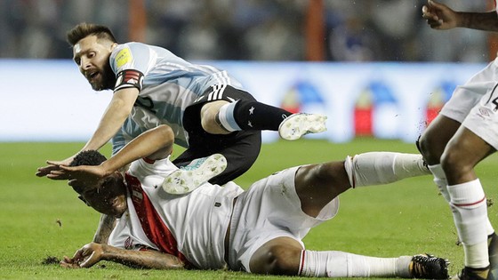 Messi bất lực trước hàng phòng ngự Peru. Ảnh: AP