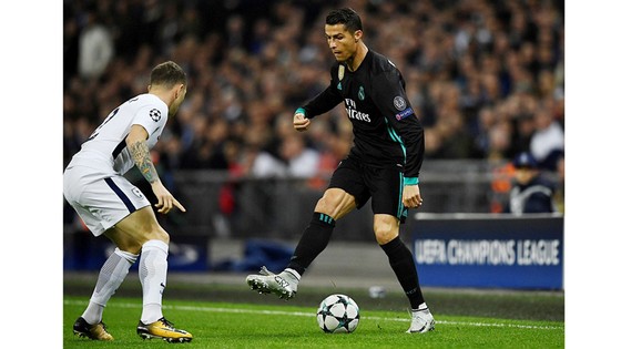 Ronaldo (phải) nỗ lực đi bóng trước Kieran Trippier của Tottenham trên sân Wembley. Ảnh: REUTERS