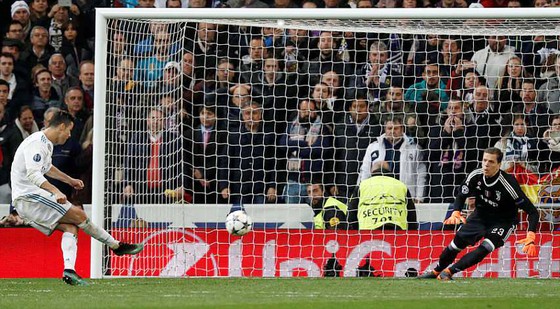 Ronaldo thực hiện thành công quả penalty đưa Real Mardid vào bán kết