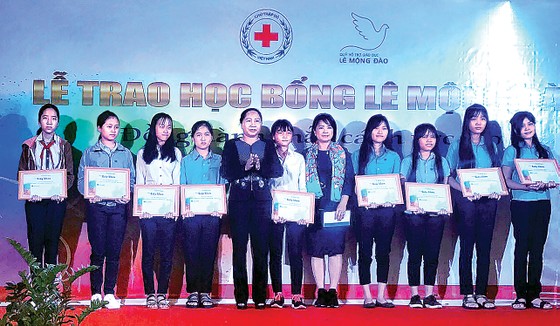 Quỹ Hỗ trợ giáo dục Lê Mộng Đào tiếp tục đồng hành cùng các SV-HS tại 5 tỉnh thành ảnh 1