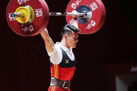 Lực sĩ Thạch Kim Tuấn đoạt Huy chương bạc hạng cân 56kg nam môn cử tạ. Ảnh: DŨNG PHƯƠNG