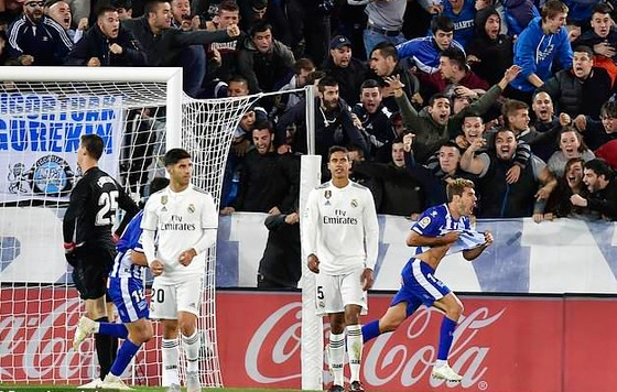 Sự thất vọng của các cầu thủ Real Madrid (áo trắng) trong trận đấu với Alaves