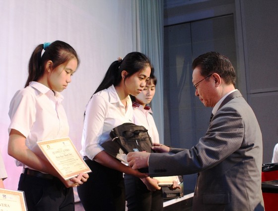 Trao 400 phần học bổng cho học sinh nghèo vượt khó ở Đồng Nai ảnh 3