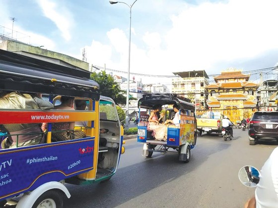 Khán giả hào hứng trước sự xuất hiện bất ngờ của đoàn xe Tuk Tuk Thái Lan tại Việt Nam ảnh 2
