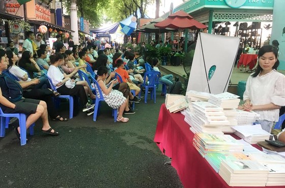 "Tuổi thơ tìm thấy" và "Không việc gì phải vội" - Sách về phương pháp cân bằng trong giáo dưỡng con cái ảnh 1