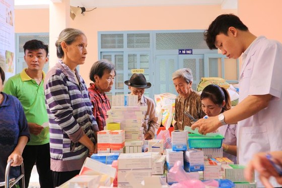 Khám bệnh, phát thuốc, tặng quà cho người dân huyện Bình Chánh ảnh 3