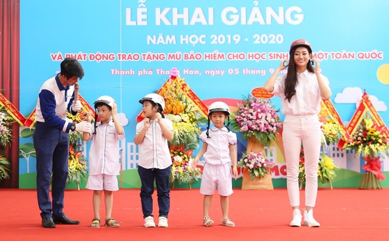 Trao tặng mũ bảo hiểm cho học sinh lớp một toàn quốc với chủ đề “Giữ trọn ước mơ” ảnh 2