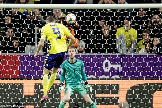 Tiền đạo Marcus Berg ghi bàn mở tỷ số cho Thụy Điển