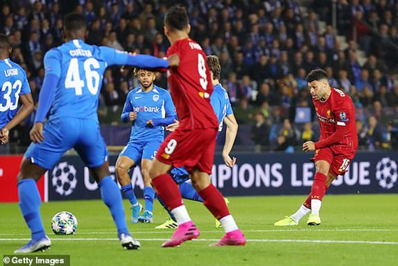 A.Oxlade-Chamberlain tung cú sút mở tỷ số cho Liverpool ngay ở phút thứ 2. Ảnh: Getty Images