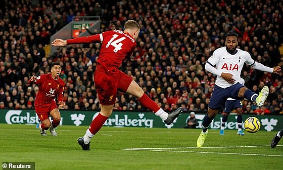 J. Henderson tung cú sút bằng chân trái quân bình tỷ số 1 - 1 cho Liverpool