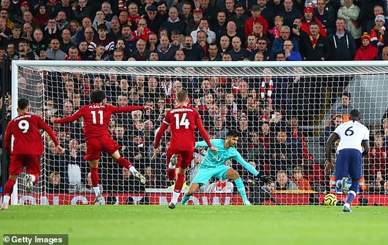 Liverpool ngược dòng đánh bại Tottenham để củng cố ngôi đầu ảnh 1