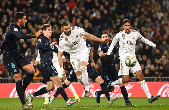 Tiền đạo Karim Benzema (số 9) ghi bàn quân bình tỷ số 1 - 1 cho Real Madrid