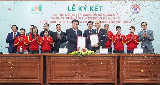 Ông Lê Trọng Khương – Tổng Giám đốc Hưng Thịnh Land (bên phải) và ông Lê Hoài Anh - Tổng thư ký LĐBĐ Việt Nam (bên trái) trong lễ ký kết