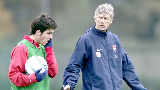 Cesc Fabregas (trái) là cầu thủ Tây Ban Nha nhưng thi đấu tại nước Anh cho CLB Arsenal từ năm 16 tuổi