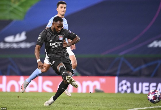 Tiền đạo Dembele lập cú đúp vào lưới Manchester City, đưa Lyon vào bán kết. Ảnh: AP