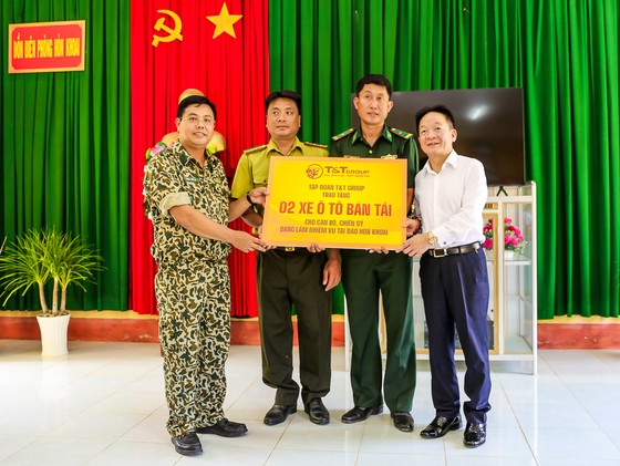 Lãnh đạo tỉnh Cà Mau và T&T Group thăm và tặng quà cán bộ chiến sĩ làm nhiệm vụ trên đảo Hòn Khoai ảnh 1