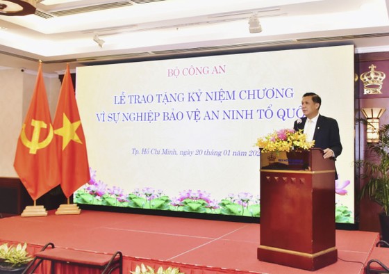 Giám đốc khách sạn Rex Sài Gòn Phan Thanh Long nhận Kỷ niệm chương Bảo vệ an ninh Tổ quốc ảnh 2
