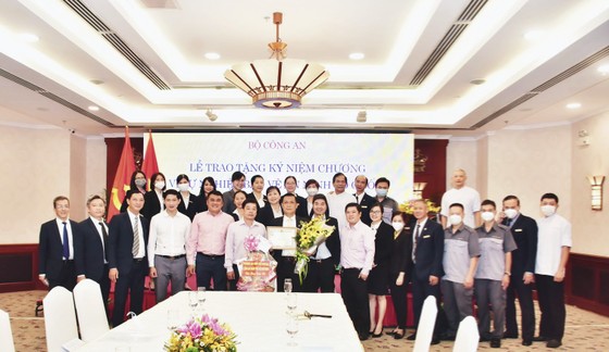 Giám đốc khách sạn Rex Sài Gòn Phan Thanh Long nhận Kỷ niệm chương Bảo vệ an ninh Tổ quốc ảnh 3