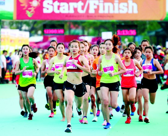 Các tuyển thủ điền kinh Việt Nam tự tin trước thềm giải Tiền Phong Marathon 2022. Ảnh: P.MINH