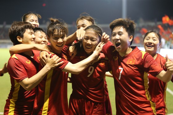 Niềm vui chiến thắng của các nữ tuyển thủ bóng đá Việt nam khi vào chung kết. Ảnh: DŨNG PHƯƠNG