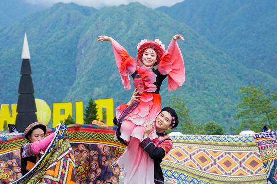 Sun World Fansipan Legend khởi động chuỗi hoạt động chào hè với chủ đề 'Đến Sa Pa bay giữa mùa hoa' ảnh 5
